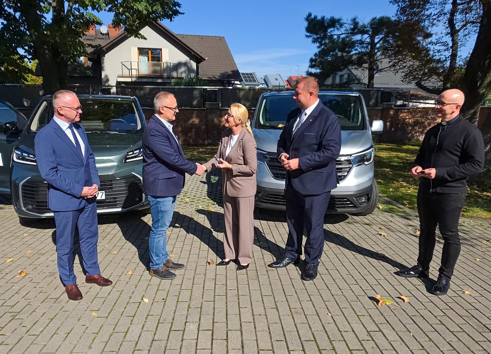 Zdjęcie w galerii na portalu naszraciborz.pl: Dwa nowe samochody do przewozu osób z niepełnosprawnościami trafiły do powiatu raciborskiego wiadomości z regionu