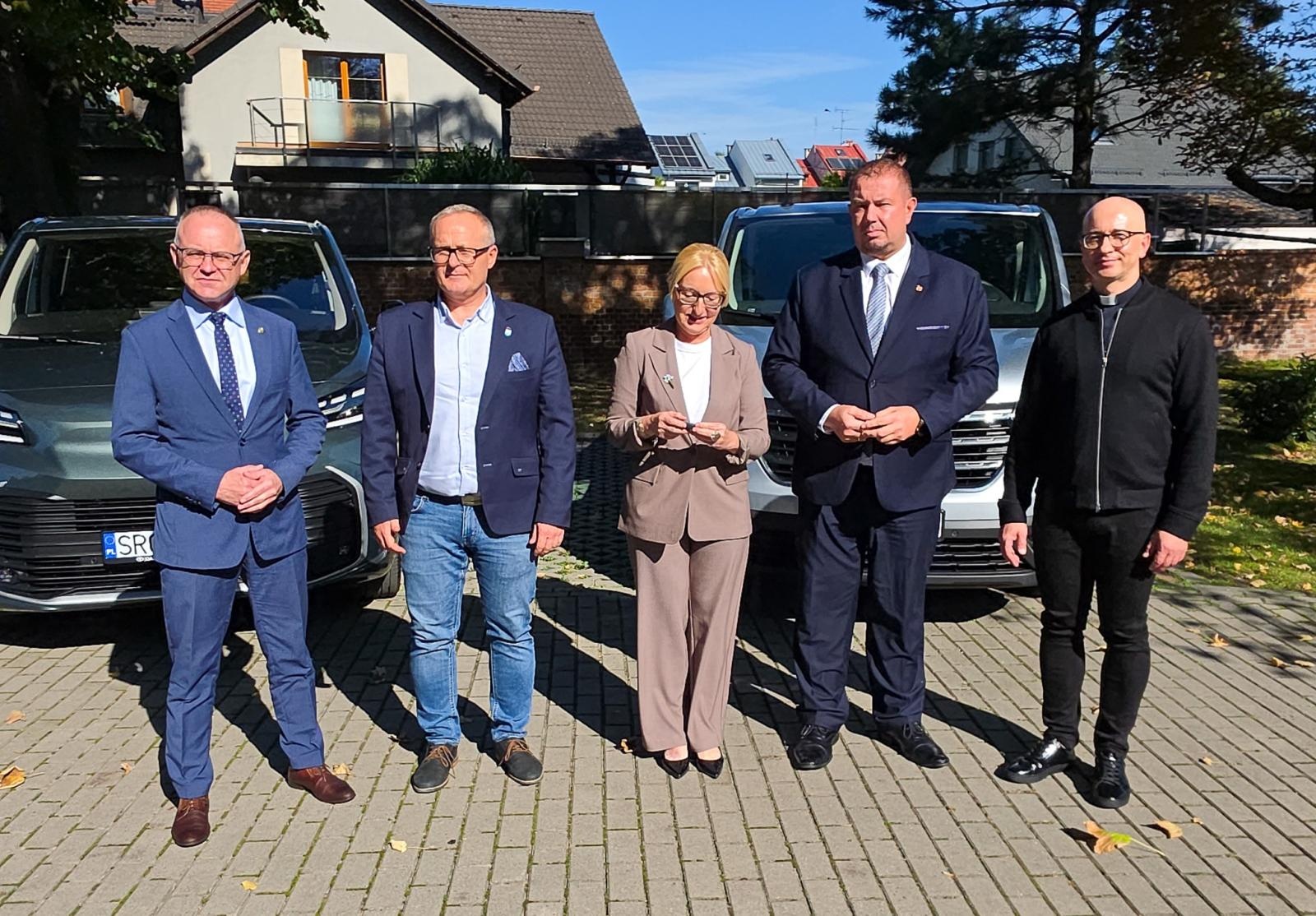 Zdjęcie w galerii na portalu naszraciborz.pl: Dwa nowe samochody do przewozu osób z niepełnosprawnościami trafiły do powiatu raciborskiego wiadomości z regionu