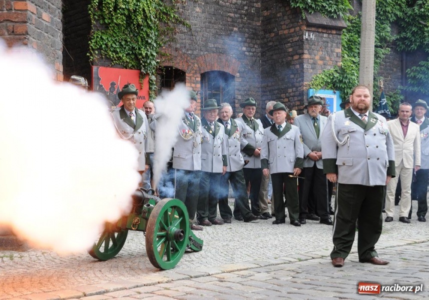 Zdjęcie w galerii na portalu naszraciborz.pl: Kowal na królewskim kurkowym tronie wiadomości z regionu