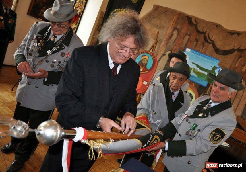 Zdjęcie w galerii na portalu naszraciborz.pl: Kowal na królewskim kurkowym tronie wiadomości z regionu