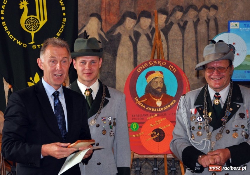 Zdjęcie w galerii na portalu naszraciborz.pl: Kowal na królewskim kurkowym tronie wiadomości z regionu