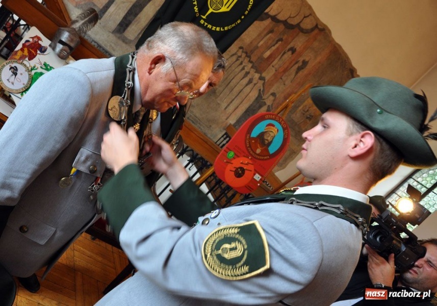 Zdjęcie w galerii na portalu naszraciborz.pl: Kowal na królewskim kurkowym tronie wiadomości z regionu