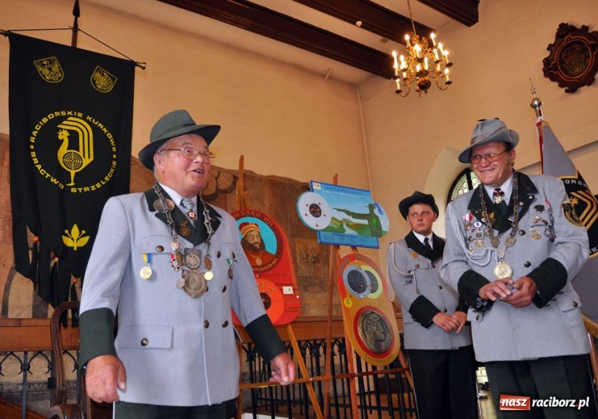 Zdjęcie w galerii na portalu naszraciborz.pl: Kowal na królewskim kurkowym tronie wiadomości z regionu