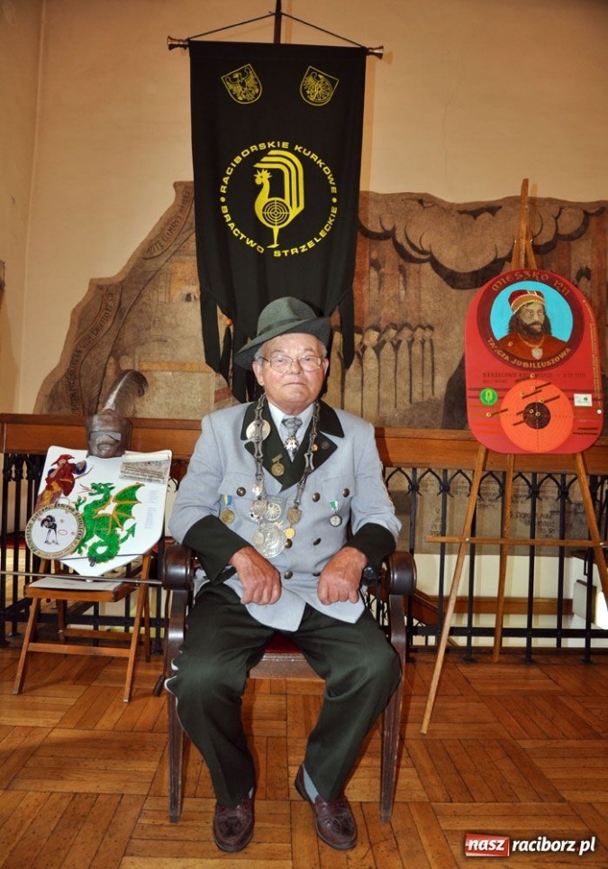 Zdjęcie w galerii na portalu naszraciborz.pl: Kowal na królewskim kurkowym tronie wiadomości z regionu