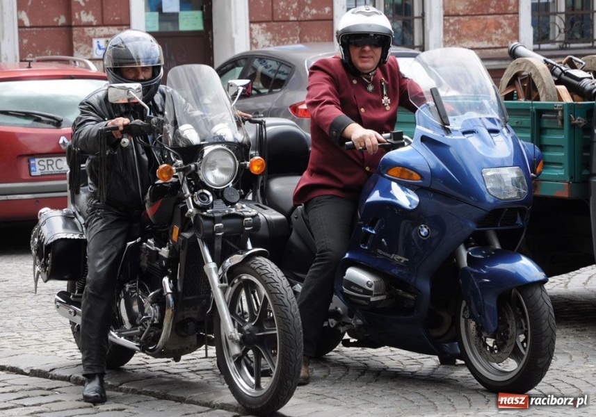 Zdjęcie w galerii na portalu naszraciborz.pl: Kowal na królewskim kurkowym tronie wiadomości z regionu