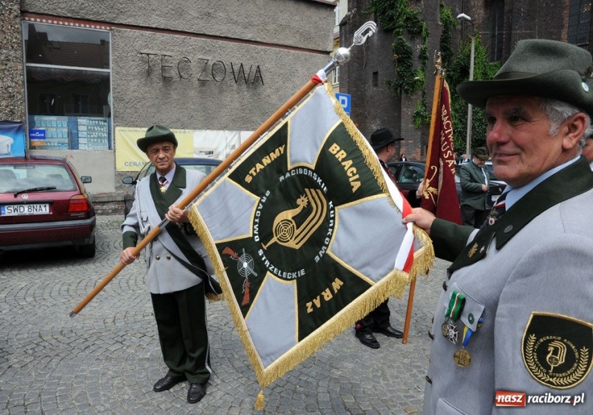 Zdjęcie w galerii na portalu naszraciborz.pl: Kowal na królewskim kurkowym tronie wiadomości z regionu