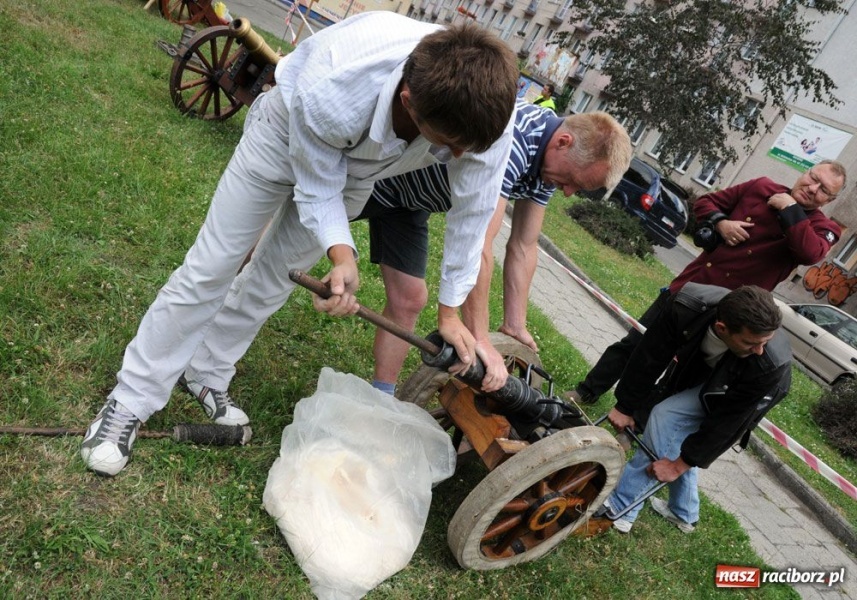 Zdjęcie w galerii na portalu naszraciborz.pl: Kowal na królewskim kurkowym tronie wiadomości z regionu