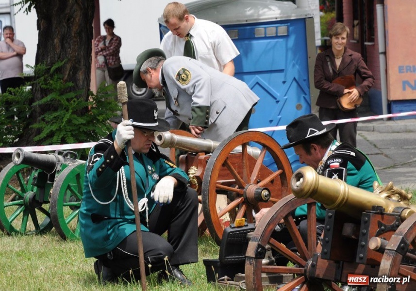 Zdjęcie w galerii na portalu naszraciborz.pl: Kowal na królewskim kurkowym tronie wiadomości z regionu