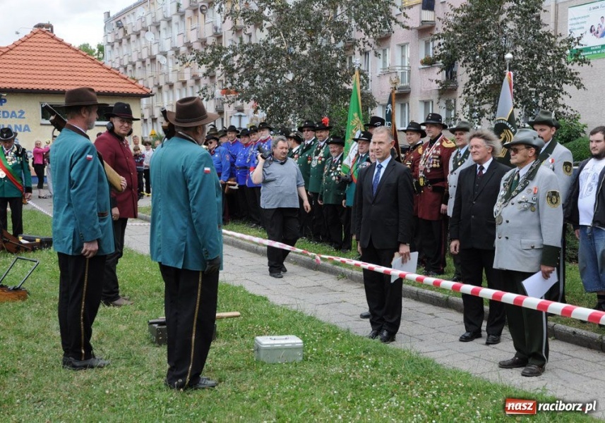 Zdjęcie w galerii na portalu naszraciborz.pl: Kowal na królewskim kurkowym tronie wiadomości z regionu