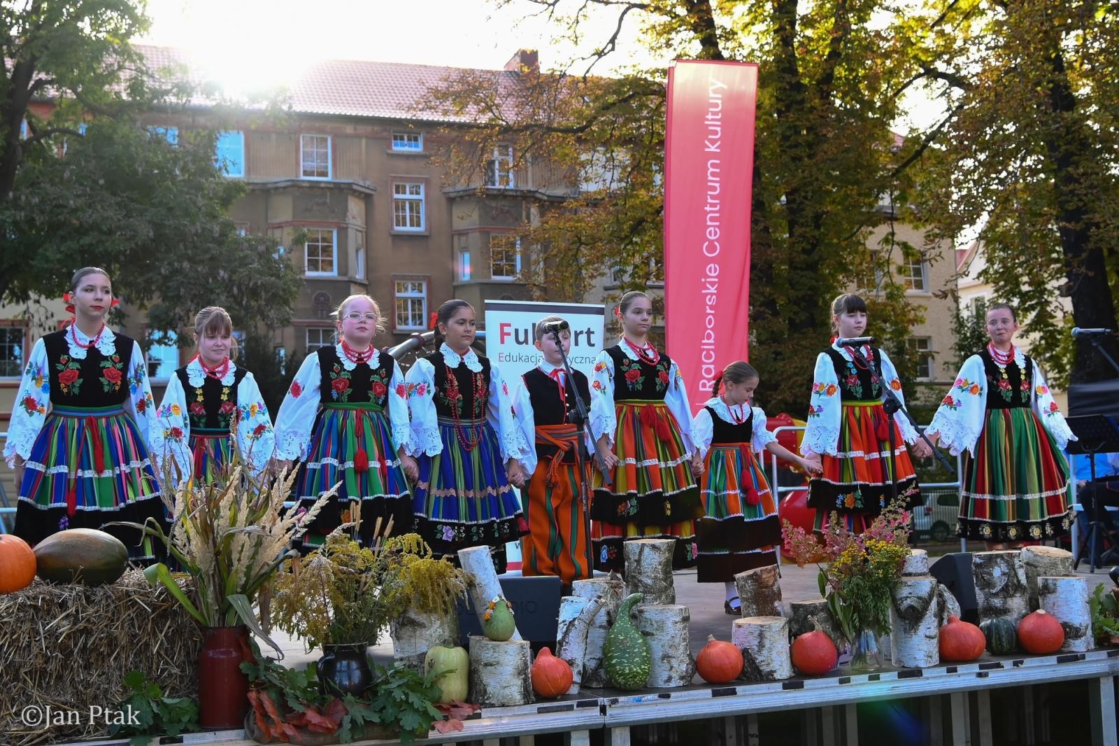 Zdjęcie w galerii na portalu naszraciborz.pl: Święto Dyni w Ogródku Jordanowskim. Jesienny dzień pełen atrakcji dla rodzin [FOTO i WIDEO] wiadomości z regionu