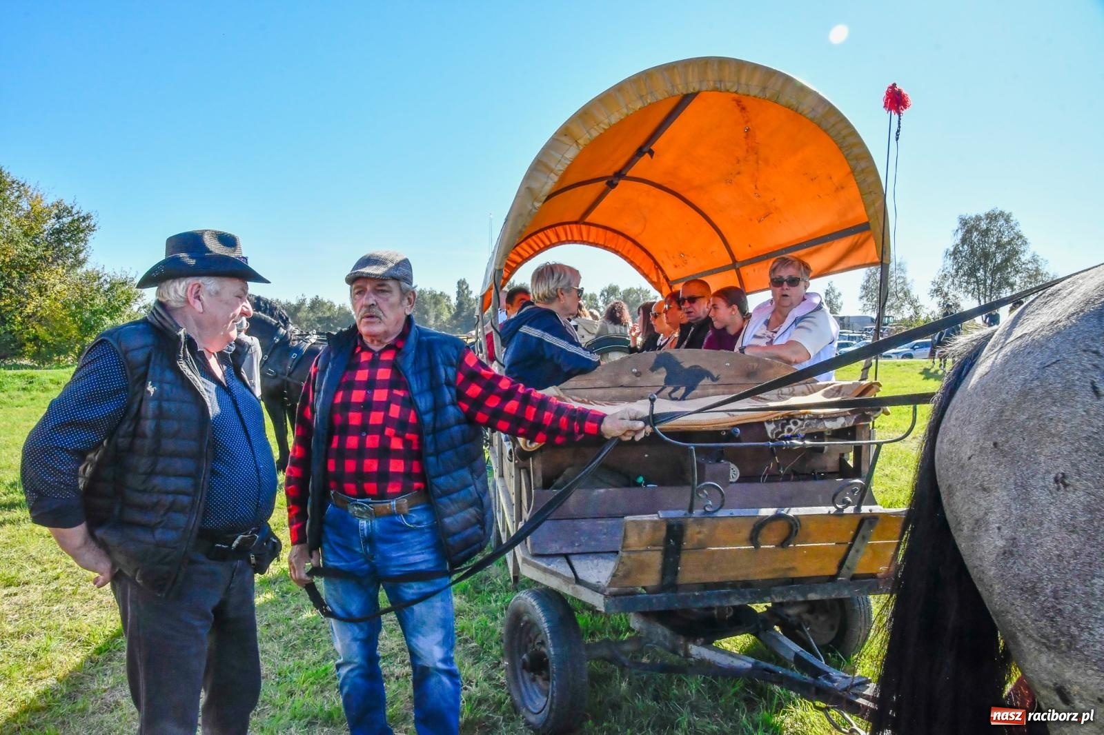 Zdjęcie w galerii na portalu naszraciborz.pl: Piknik Św. Huberta w Łańcach. Piękna pogoda na jubileuszową edycję [FOTO wiadomości z regionu