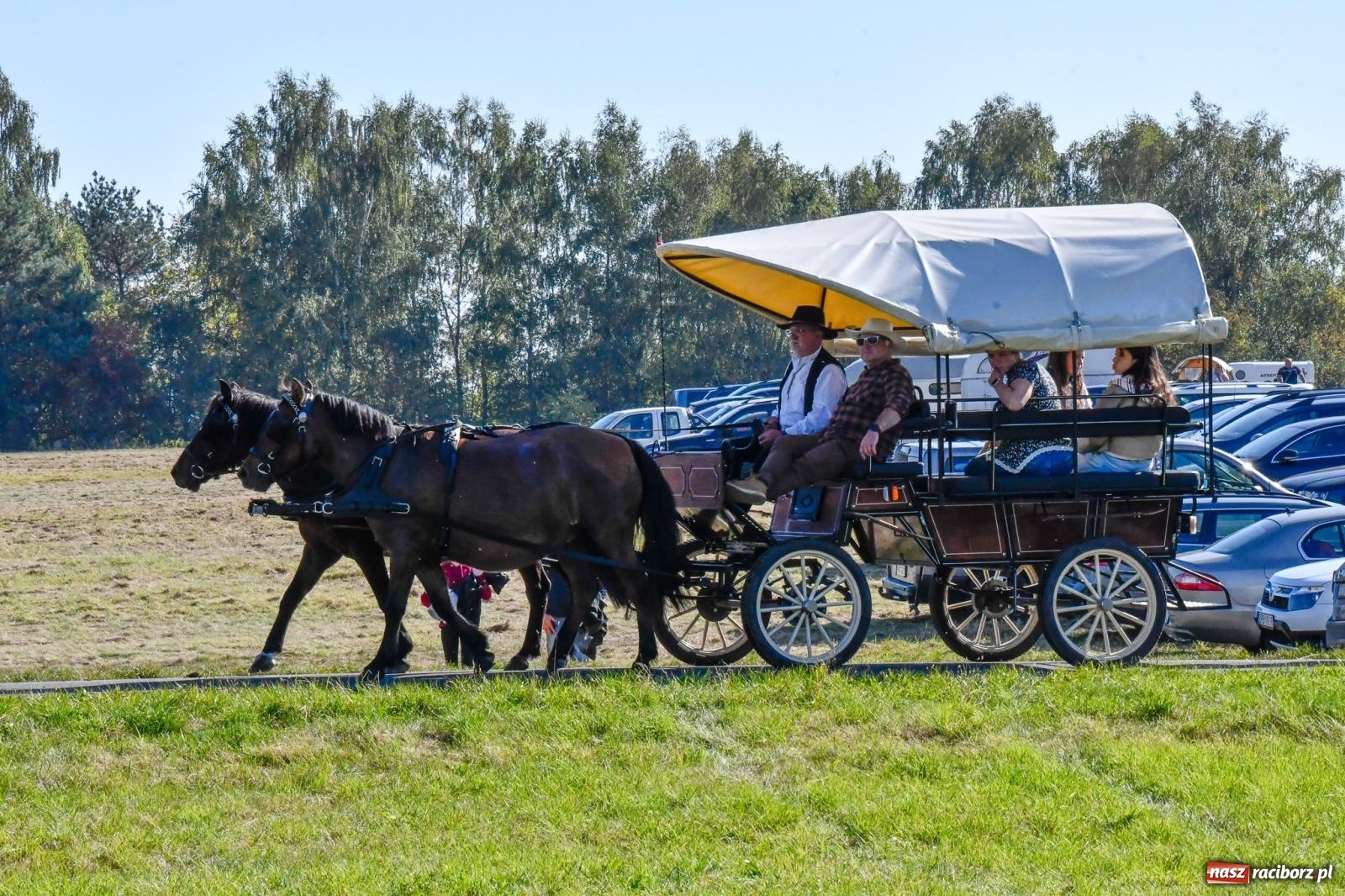 Zdjęcie w galerii na portalu naszraciborz.pl: Piknik Św. Huberta w Łańcach. Piękna pogoda na jubileuszową edycję [FOTO wiadomości z regionu