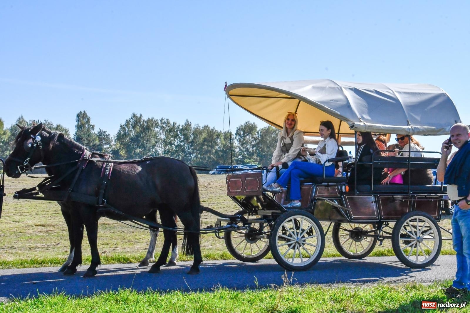 Zdjęcie w galerii na portalu naszraciborz.pl: Piknik Św. Huberta w Łańcach. Piękna pogoda na jubileuszową edycję [FOTO wiadomości z regionu