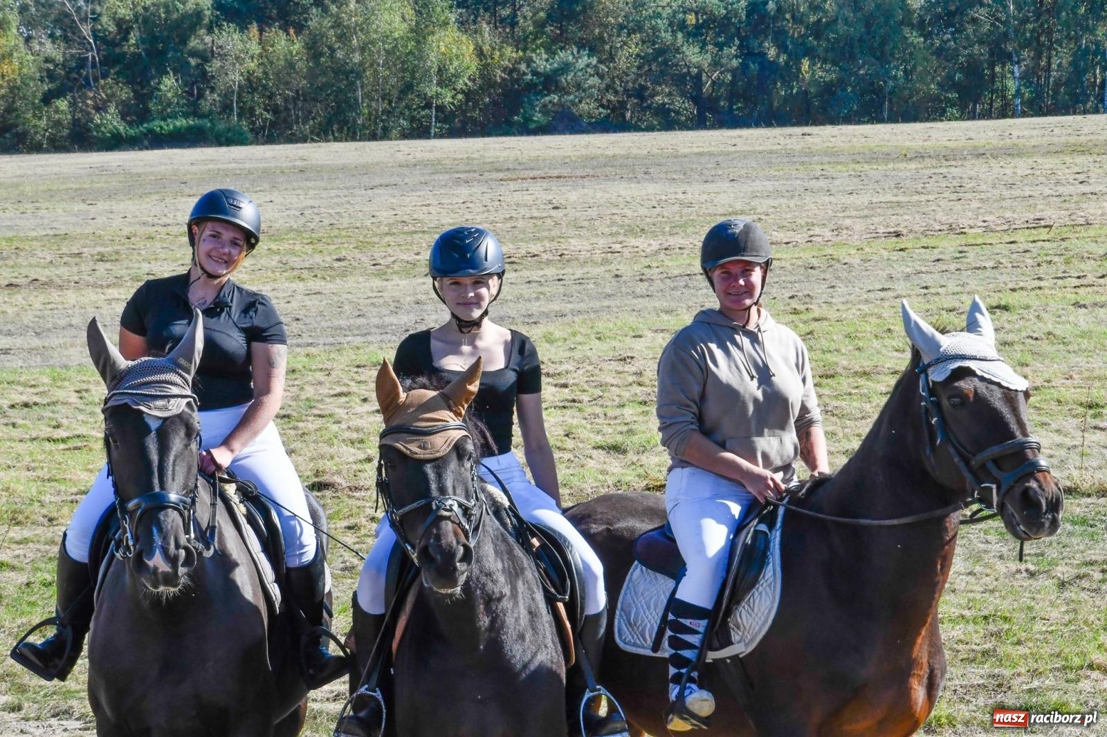 Zdjęcie w galerii na portalu naszraciborz.pl: Piknik Św. Huberta w Łańcach. Piękna pogoda na jubileuszową edycję [FOTO wiadomości z regionu