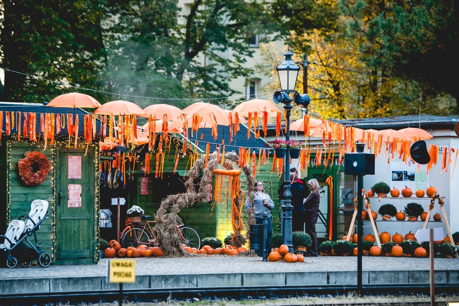 Zdjęcie w galerii na portalu naszraciborz.pl: Muzyka z filmów o agencie 007 w starej lokomotywowni i nocny przejazd Pumpkin Expressem [FOTO i WIDEO] wiadomości z regionu