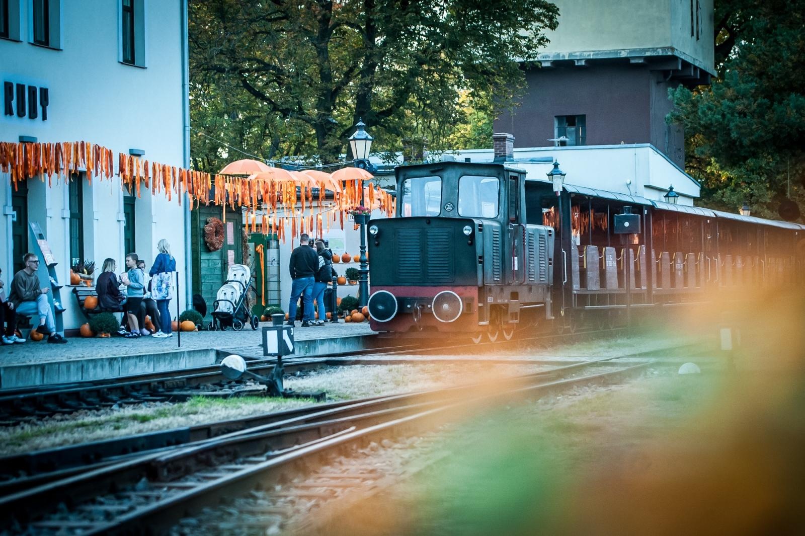 Zdjęcie w galerii na portalu naszraciborz.pl: Muzyka z filmów o agencie 007 w starej lokomotywowni i nocny przejazd Pumpkin Expressem [FOTO i WIDEO] wiadomości z regionu