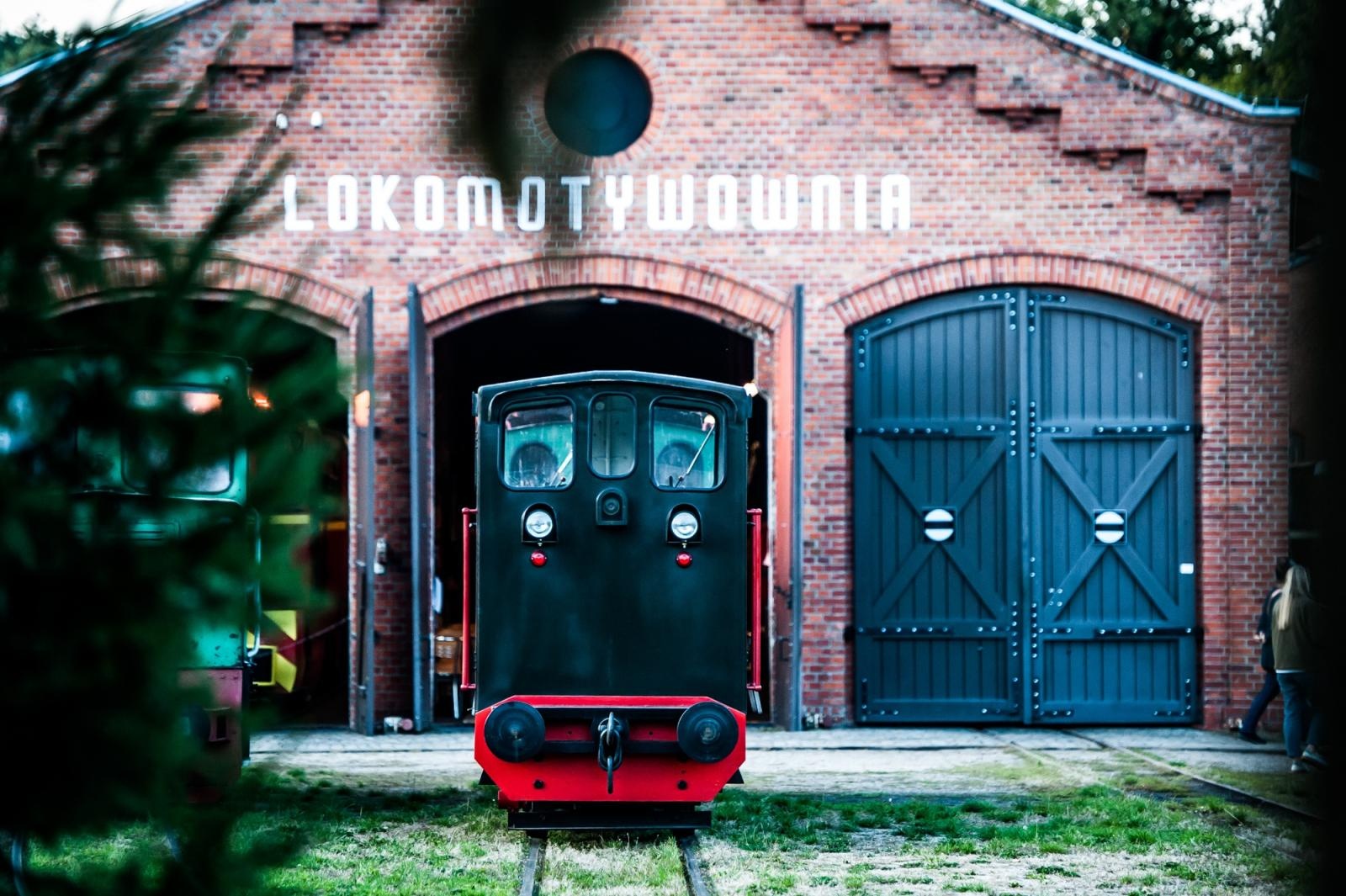 Zdjęcie w galerii na portalu naszraciborz.pl: Muzyka z filmów o agencie 007 w starej lokomotywowni i nocny przejazd Pumpkin Expressem [FOTO i WIDEO] wiadomości z regionu