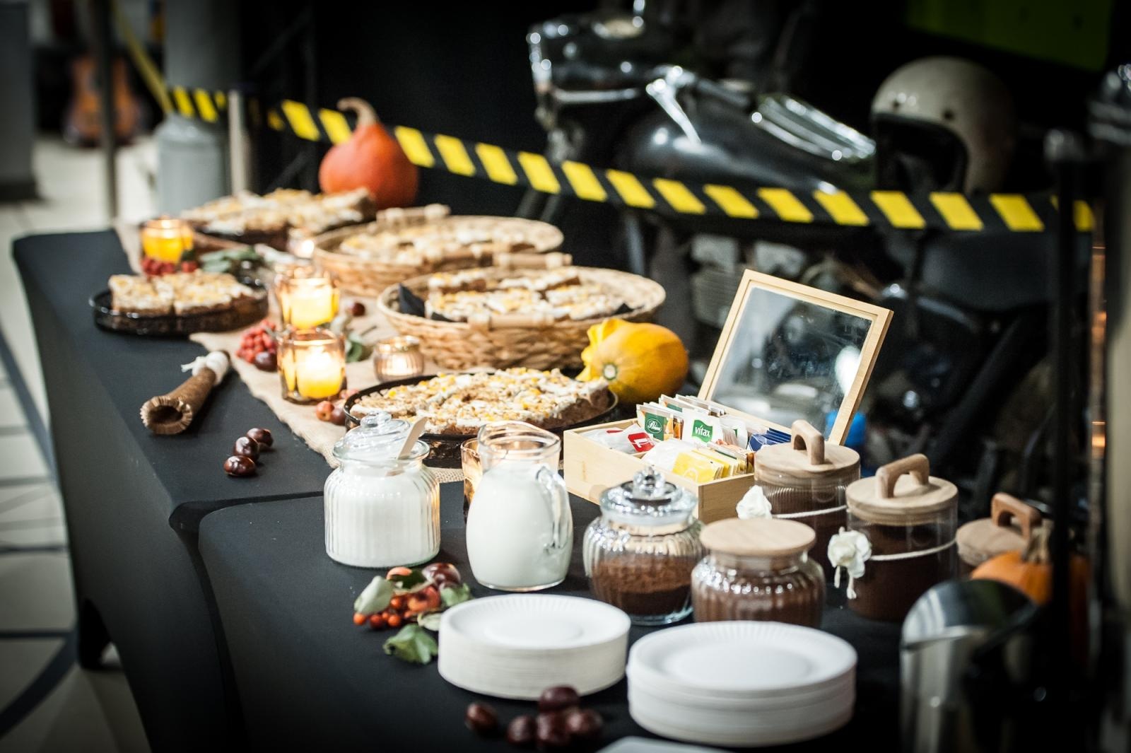 Zdjęcie w galerii na portalu naszraciborz.pl: Muzyka z filmów o agencie 007 w starej lokomotywowni i nocny przejazd Pumpkin Expressem [FOTO i WIDEO] wiadomości z regionu