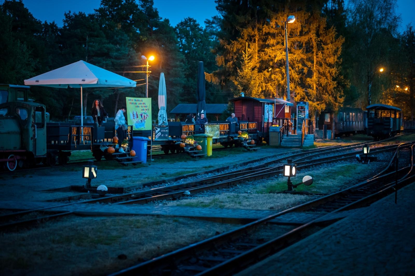 Zdjęcie w galerii na portalu naszraciborz.pl: Muzyka z filmów o agencie 007 w starej lokomotywowni i nocny przejazd Pumpkin Expressem [FOTO i WIDEO] wiadomości z regionu