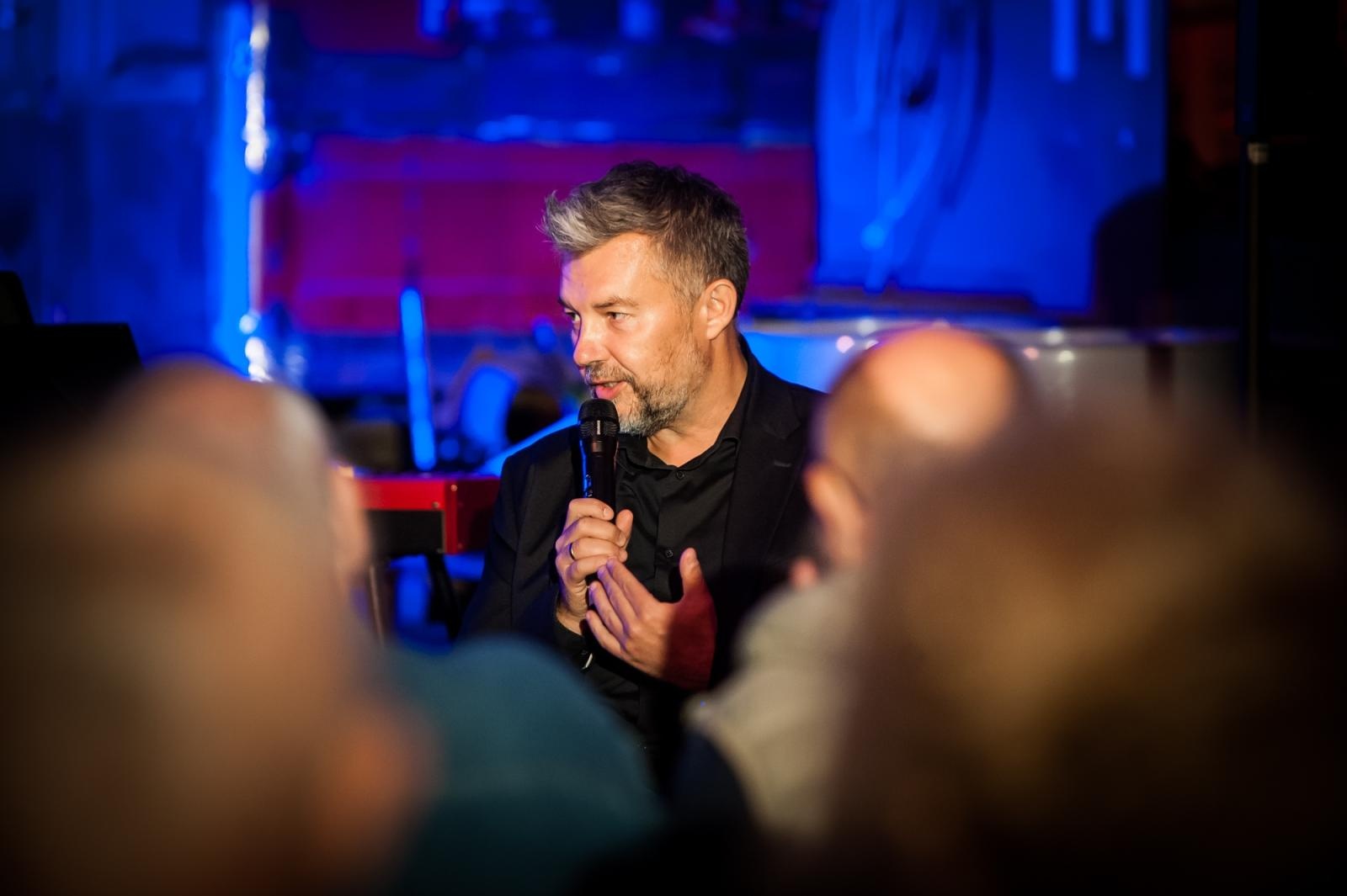 Zdjęcie w galerii na portalu naszraciborz.pl: Muzyka z filmów o agencie 007 w starej lokomotywowni i nocny przejazd Pumpkin Expressem [FOTO i WIDEO] wiadomości z regionu