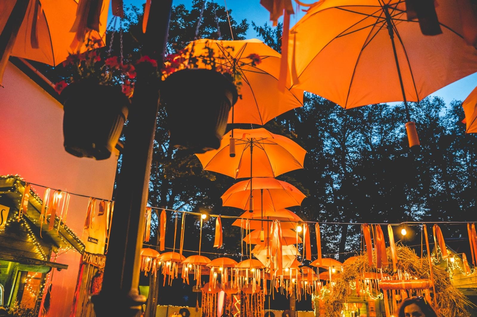 Zdjęcie w galerii na portalu naszraciborz.pl: Muzyka z filmów o agencie 007 w starej lokomotywowni i nocny przejazd Pumpkin Expressem [FOTO i WIDEO] wiadomości z regionu
