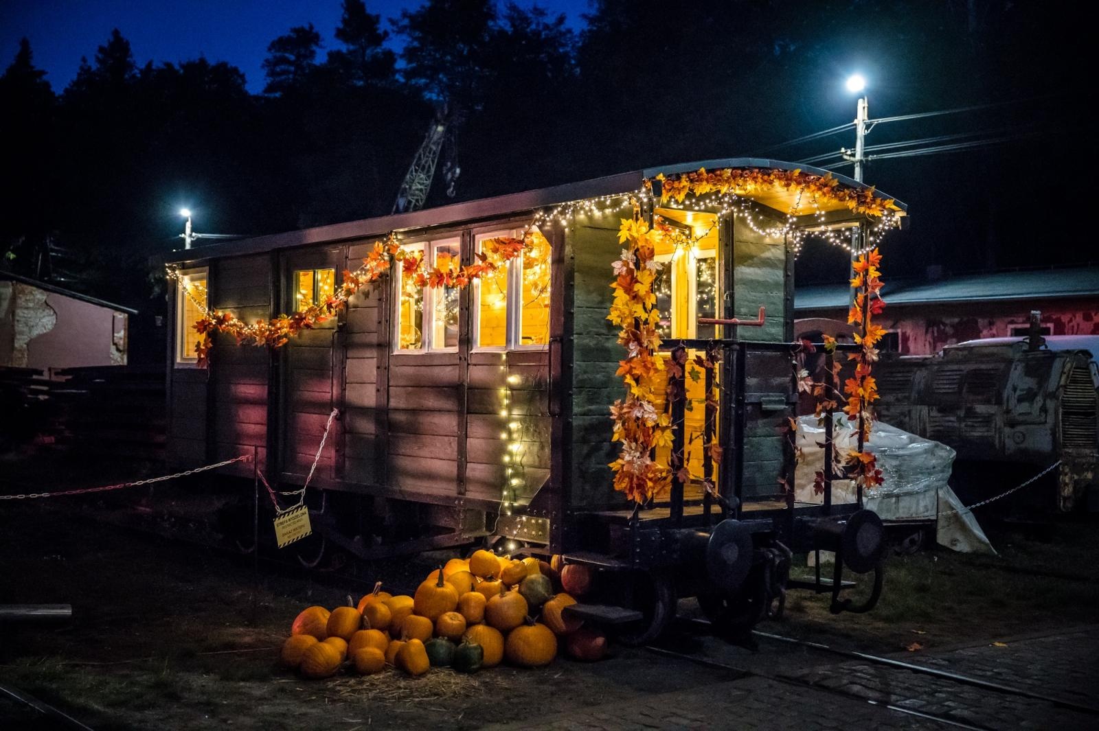 Zdjęcie w galerii na portalu naszraciborz.pl: Muzyka z filmów o agencie 007 w starej lokomotywowni i nocny przejazd Pumpkin Expressem [FOTO i WIDEO] wiadomości z regionu