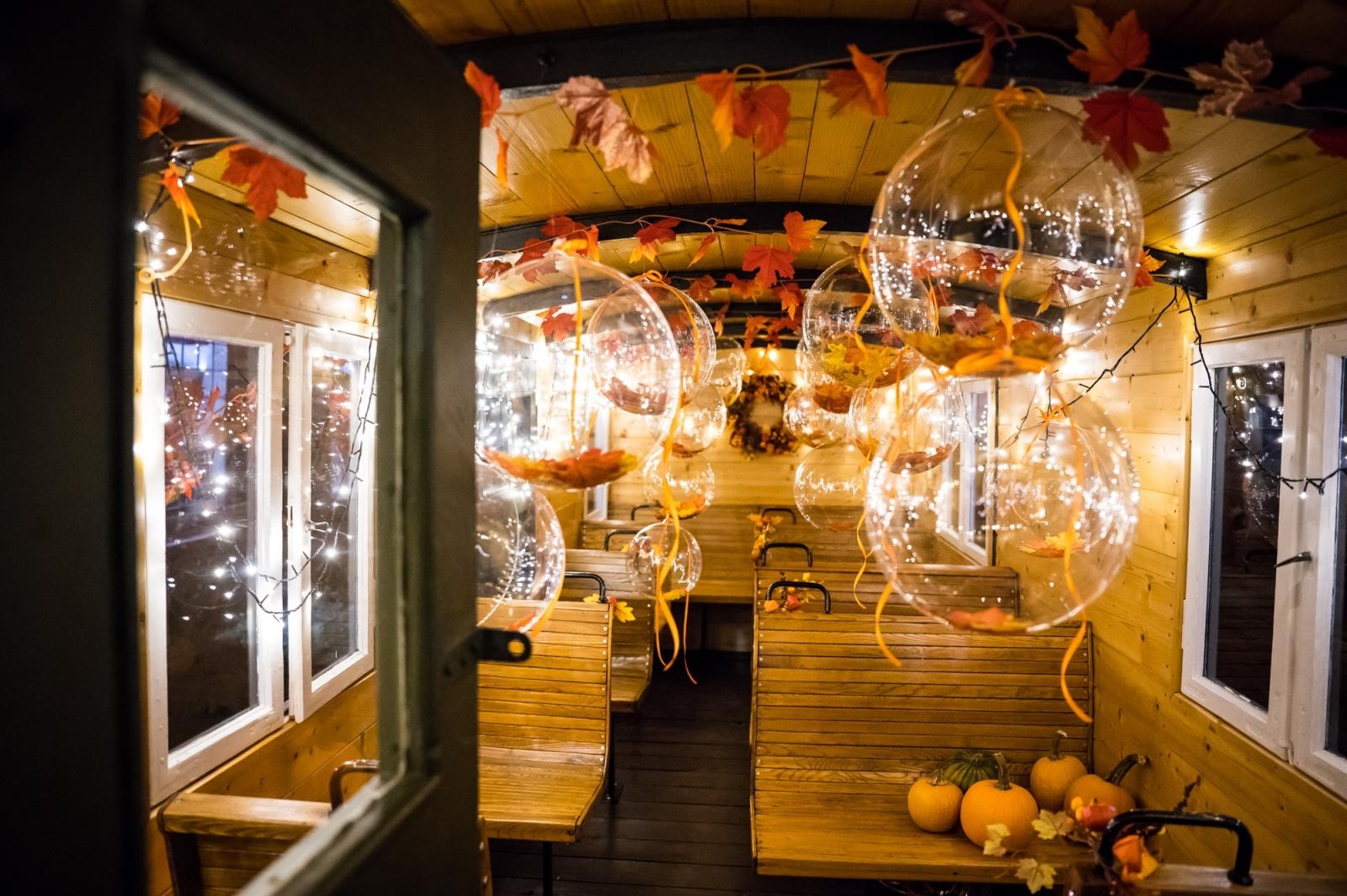 Zdjęcie w galerii na portalu naszraciborz.pl: Muzyka z filmów o agencie 007 w starej lokomotywowni i nocny przejazd Pumpkin Expressem [FOTO i WIDEO] wiadomości z regionu