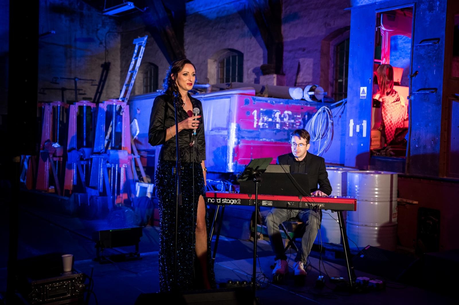 Zdjęcie w galerii na portalu naszraciborz.pl: Muzyka z filmów o agencie 007 w starej lokomotywowni i nocny przejazd Pumpkin Expressem [FOTO i WIDEO] wiadomości z regionu