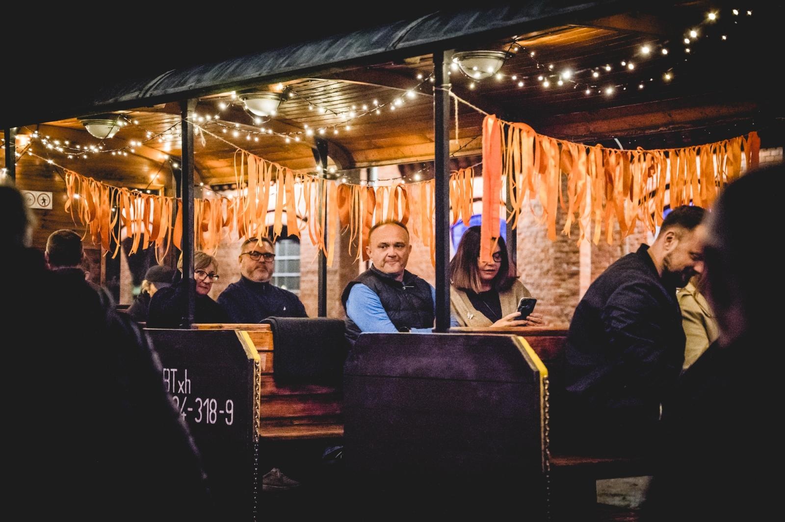 Zdjęcie w galerii na portalu naszraciborz.pl: Muzyka z filmów o agencie 007 w starej lokomotywowni i nocny przejazd Pumpkin Expressem [FOTO i WIDEO] wiadomości z regionu