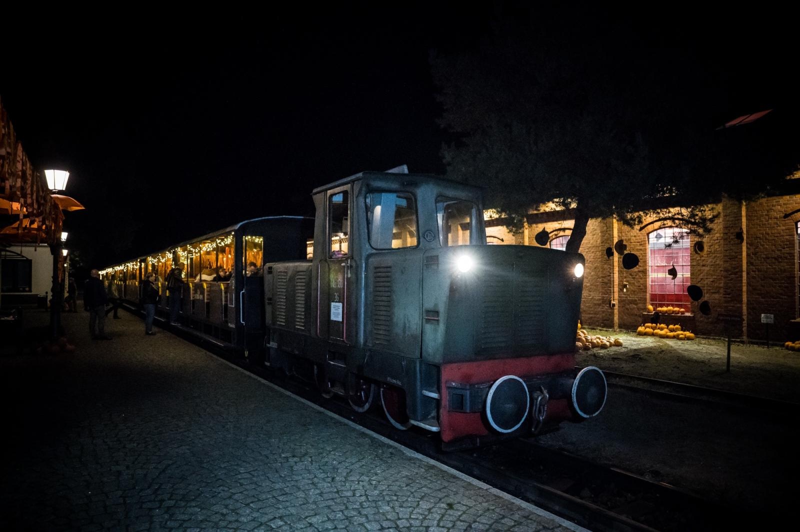 Zdjęcie w galerii na portalu naszraciborz.pl: Muzyka z filmów o agencie 007 w starej lokomotywowni i nocny przejazd Pumpkin Expressem [FOTO i WIDEO] wiadomości z regionu
