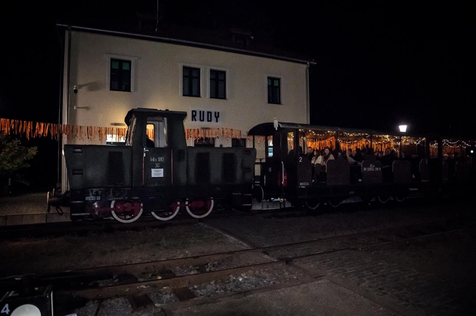 Zdjęcie w galerii na portalu naszraciborz.pl: Muzyka z filmów o agencie 007 w starej lokomotywowni i nocny przejazd Pumpkin Expressem [FOTO i WIDEO] wiadomości z regionu