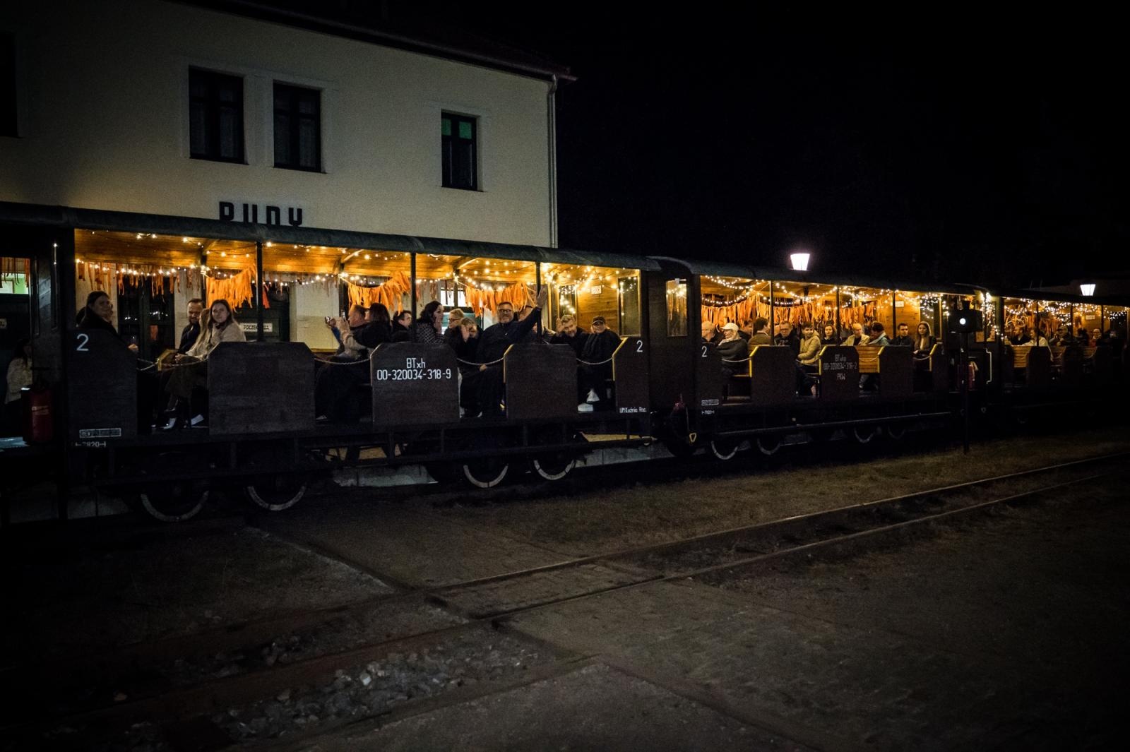 Zdjęcie w galerii na portalu naszraciborz.pl: Muzyka z filmów o agencie 007 w starej lokomotywowni i nocny przejazd Pumpkin Expressem [FOTO i WIDEO] wiadomości z regionu