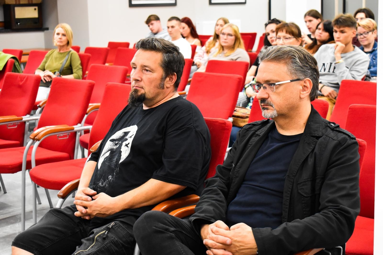 Zdjęcie w galerii na portalu naszraciborz.pl: Piotr Halicki na Zamku Piastowskim. O kulisach pracy Łowców cieni wiadomości z regionu