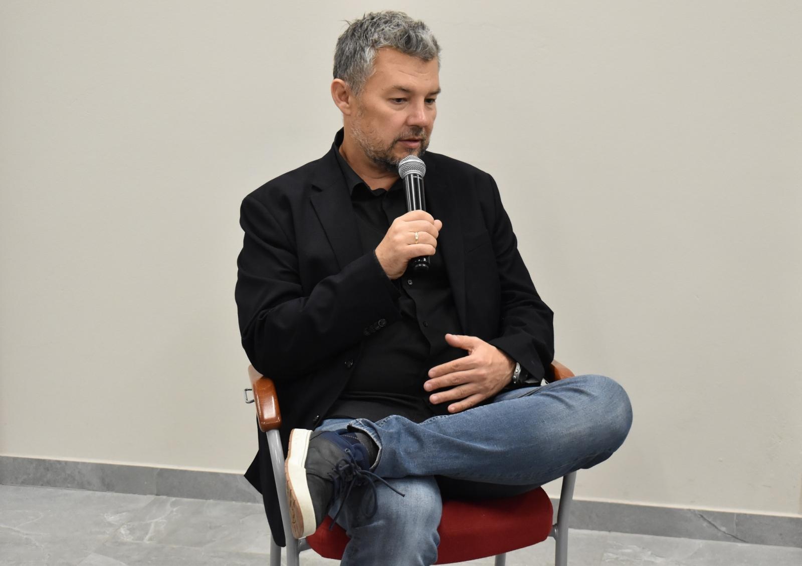 Zdjęcie w galerii na portalu naszraciborz.pl: Piotr Halicki na Zamku Piastowskim. O kulisach pracy Łowców cieni wiadomości z regionu