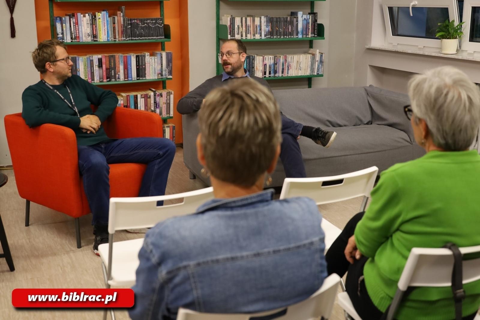 Zdjęcie w galerii na portalu naszraciborz.pl: Czy ten pociąg już odjechał? Spotkanie z Karolem Trammerem w bibliotece wiadomości z regionu