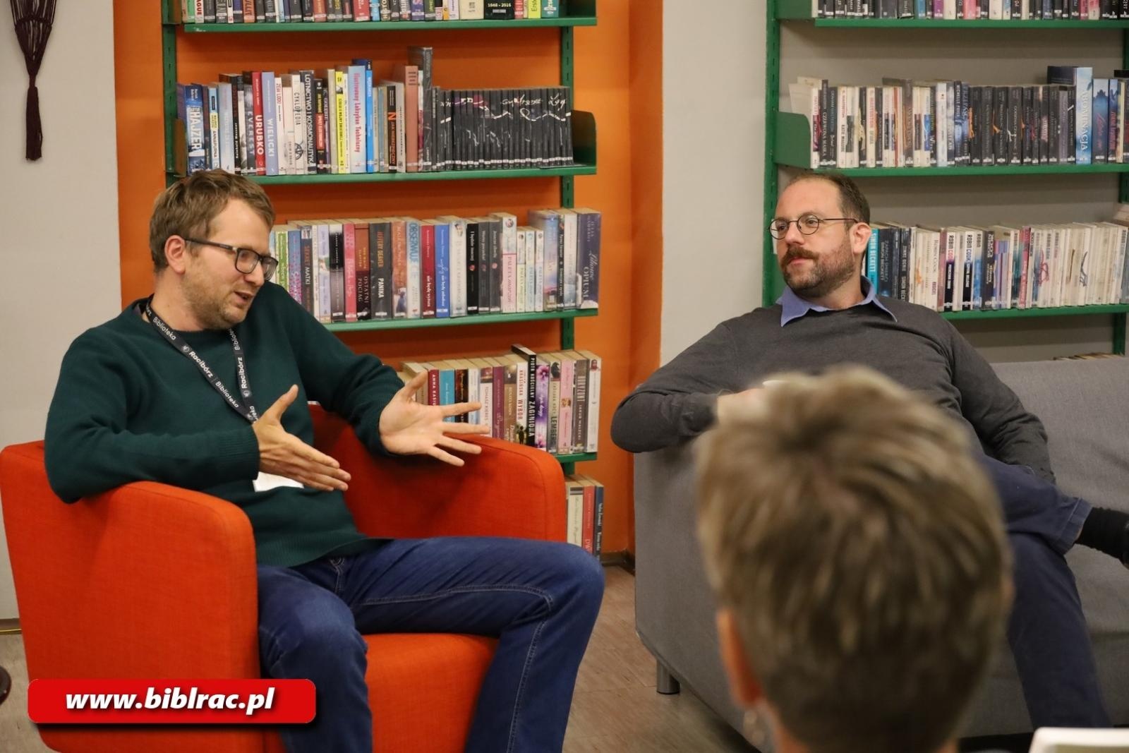Zdjęcie w galerii na portalu naszraciborz.pl: Czy ten pociąg już odjechał? Spotkanie z Karolem Trammerem w bibliotece wiadomości z regionu