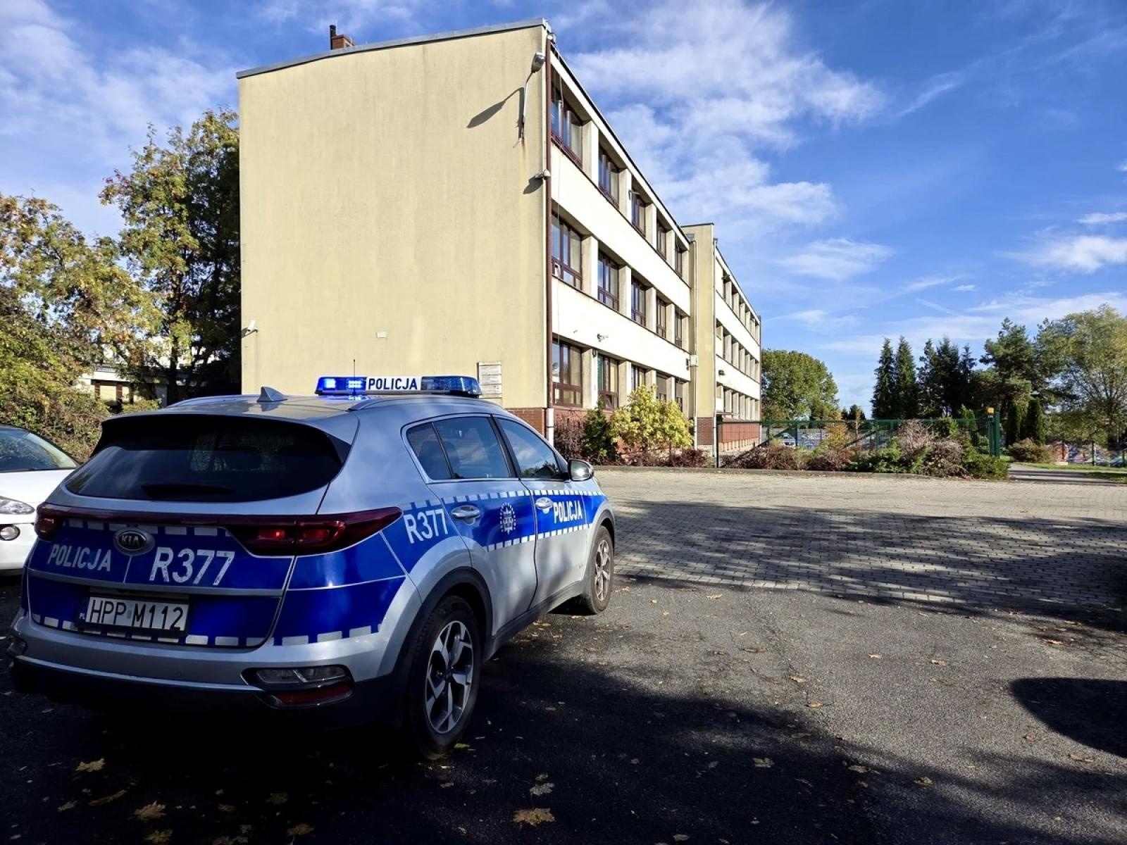 Zdjęcie w galerii na portalu naszraciborz.pl: Śląska, w tym raciborska Policja zwiększa czujność w rejonach szkół. Apeluje o spokój i rozwagę wiadomości z regionu