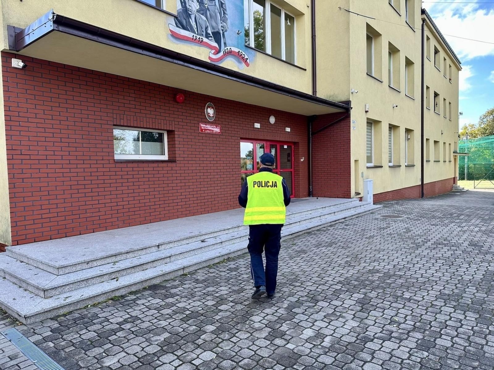 Zdjęcie w galerii na portalu naszraciborz.pl: Śląska, w tym raciborska Policja zwiększa czujność w rejonach szkół. Apeluje o spokój i rozwagę wiadomości z regionu