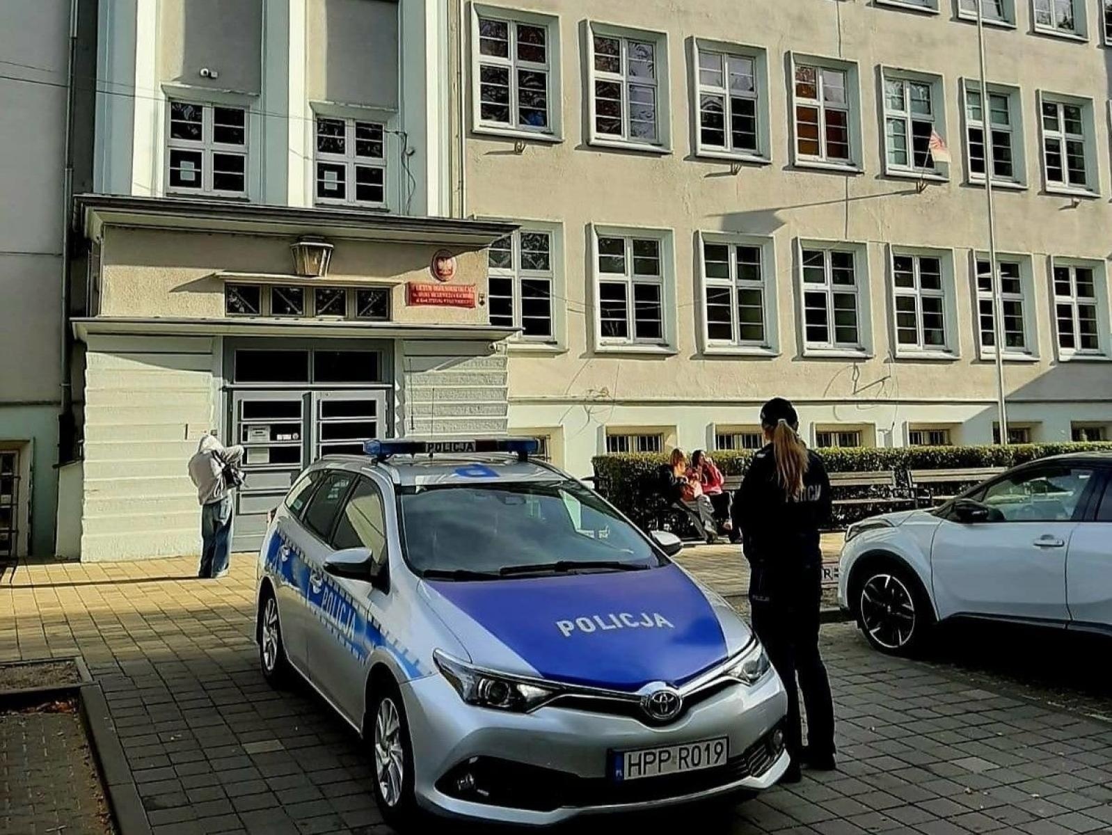 Zdjęcie w galerii na portalu naszraciborz.pl: Śląska, w tym raciborska Policja zwiększa czujność w rejonach szkół. Apeluje o spokój i rozwagę wiadomości z regionu