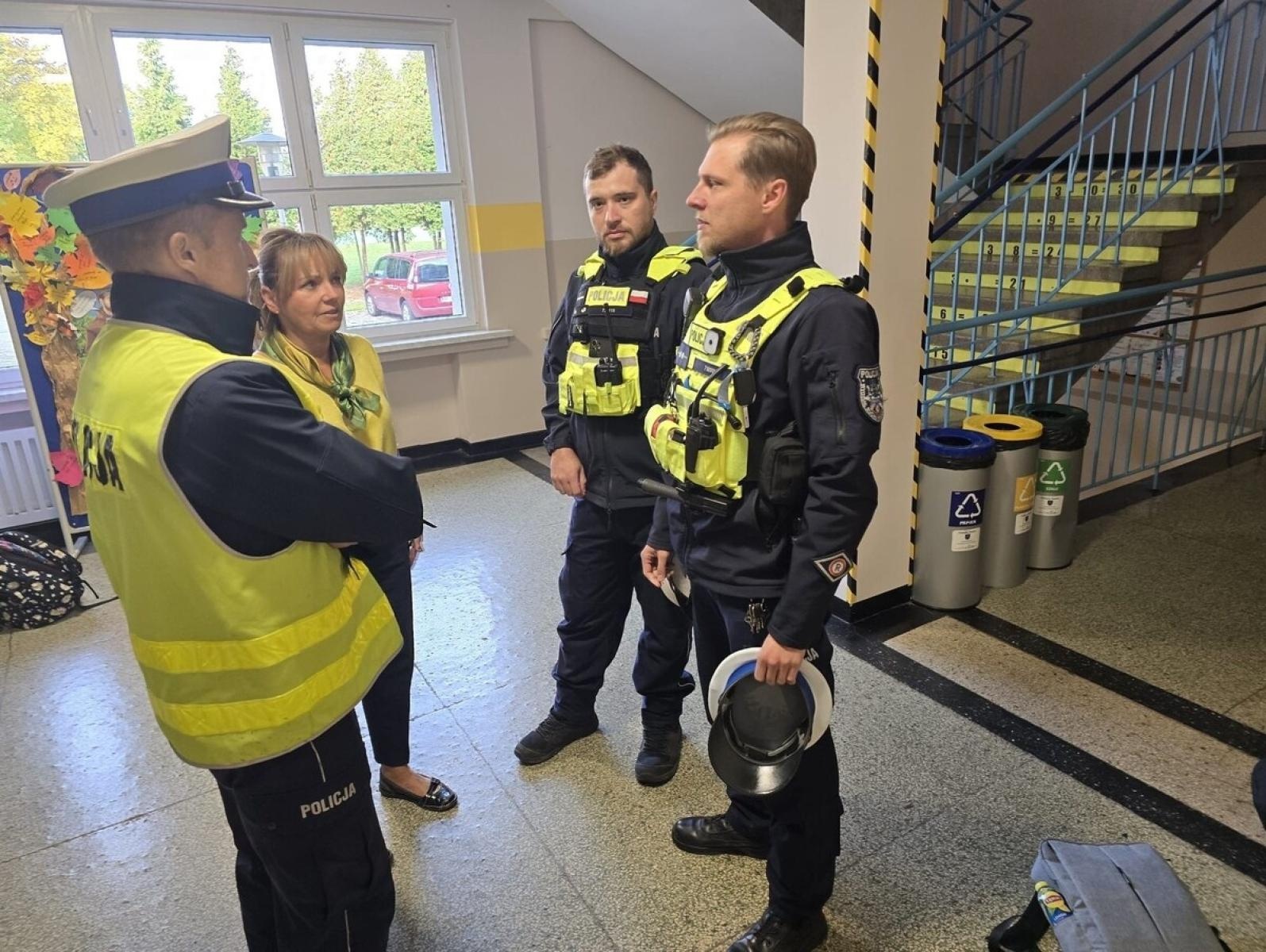 Zdjęcie w galerii na portalu naszraciborz.pl: Śląska, w tym raciborska Policja zwiększa czujność w rejonach szkół. Apeluje o spokój i rozwagę wiadomości z regionu