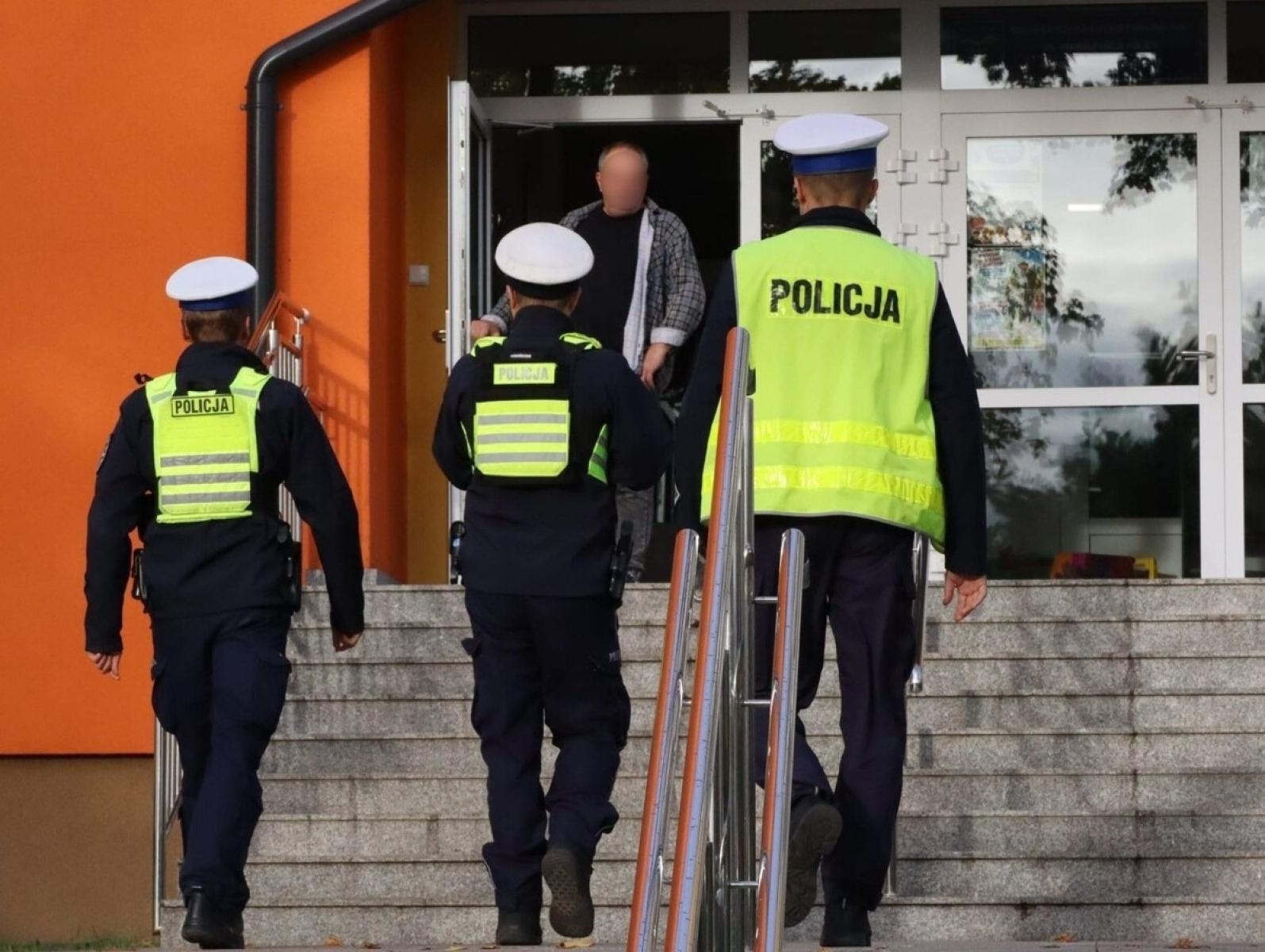 Zdjęcie w galerii na portalu naszraciborz.pl: Śląska, w tym raciborska Policja zwiększa czujność w rejonach szkół. Apeluje o spokój i rozwagę wiadomości z regionu