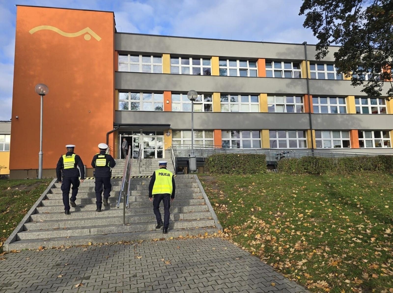 Zdjęcie w galerii na portalu naszraciborz.pl: Śląska, w tym raciborska Policja zwiększa czujność w rejonach szkół. Apeluje o spokój i rozwagę wiadomości z regionu