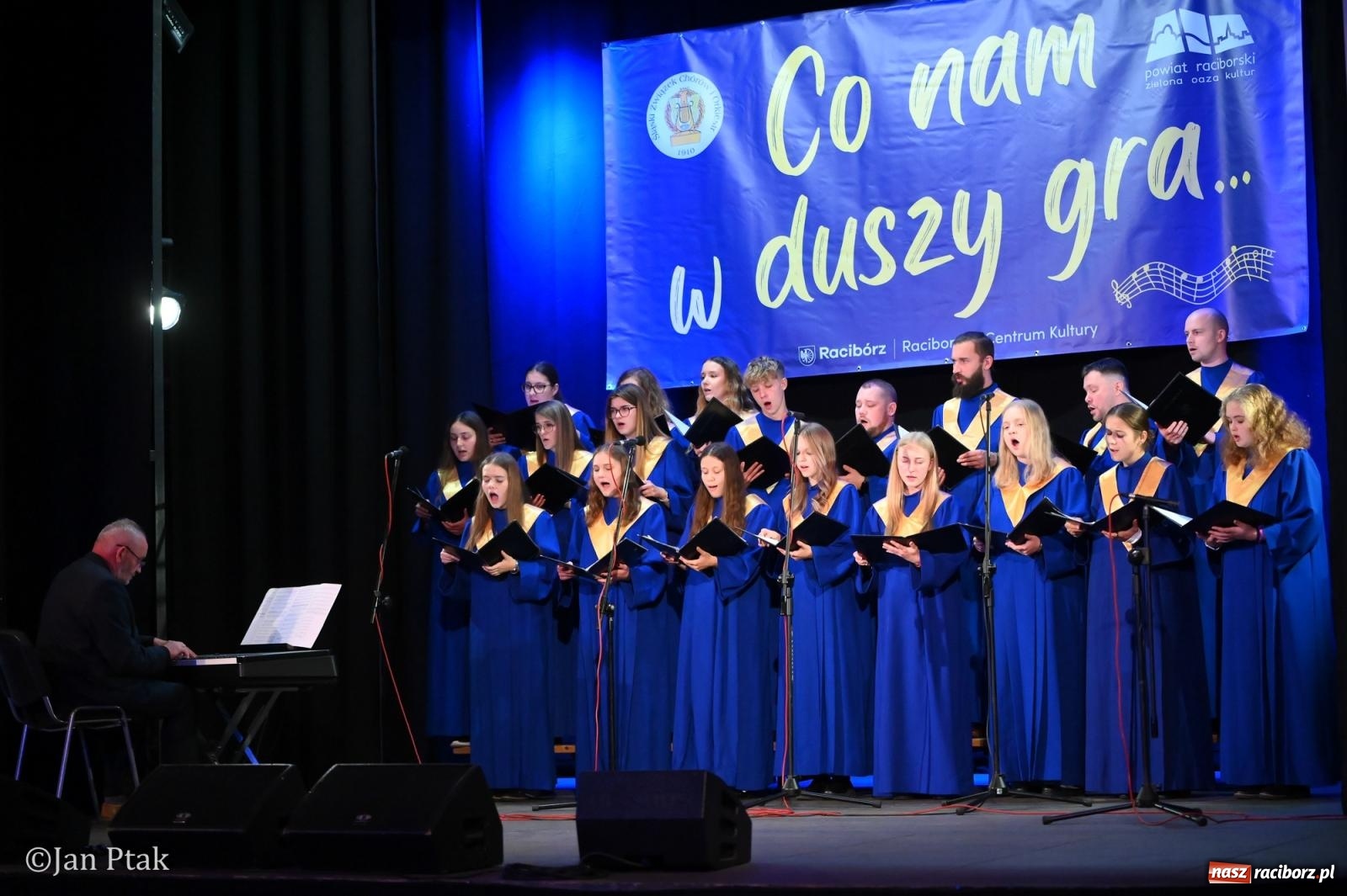 Zdjęcie w galerii na portalu naszraciborz.pl: Siedem chórów wystąpiło na koncercie Co nam w duszy gra w Raciborzu wiadomości z regionu