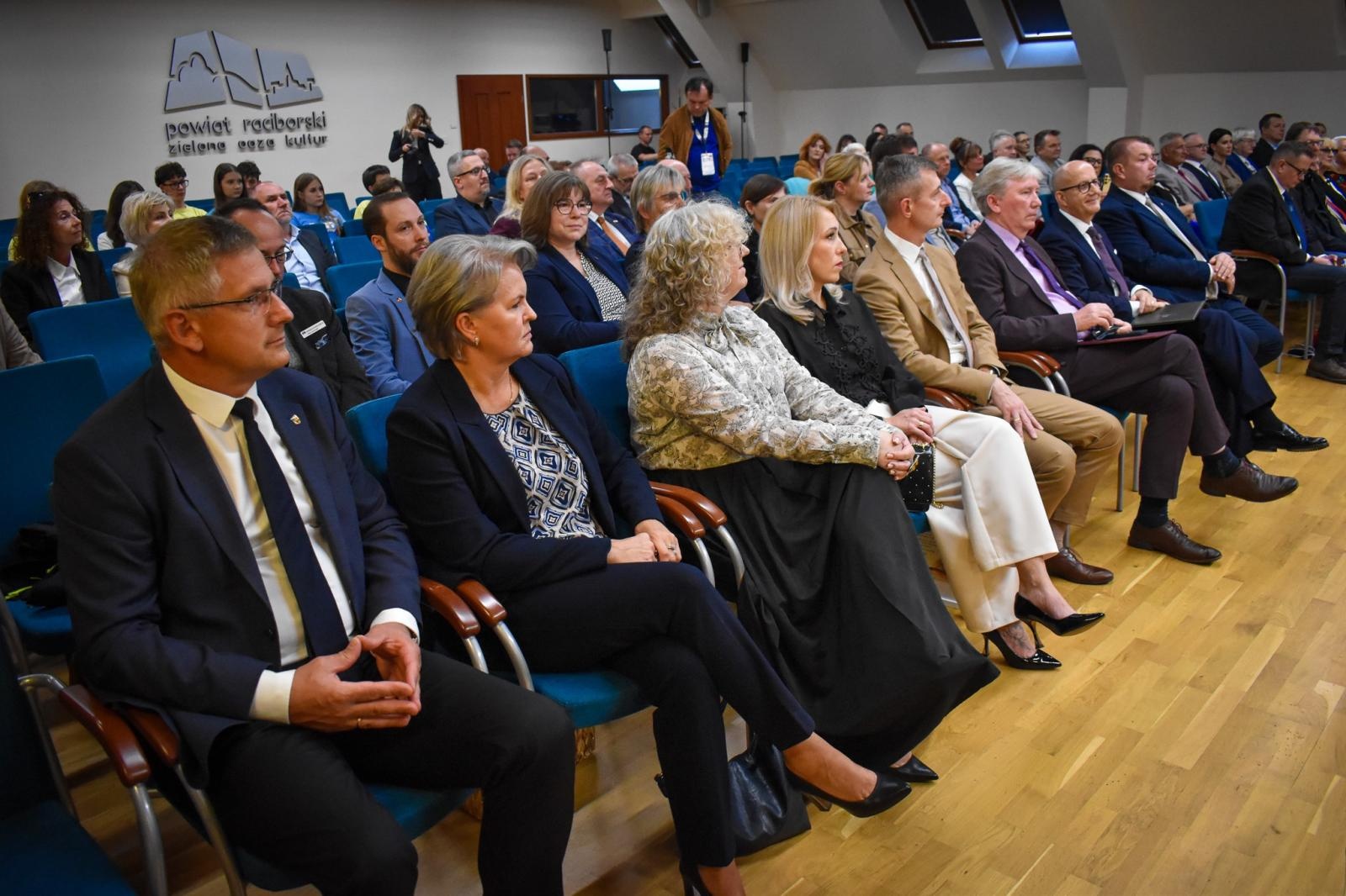 Zdjęcie w galerii na portalu naszraciborz.pl: 25 lat partnerstwa powiatów. Uroczystość na Zamku Piastowskim wiadomości z regionu