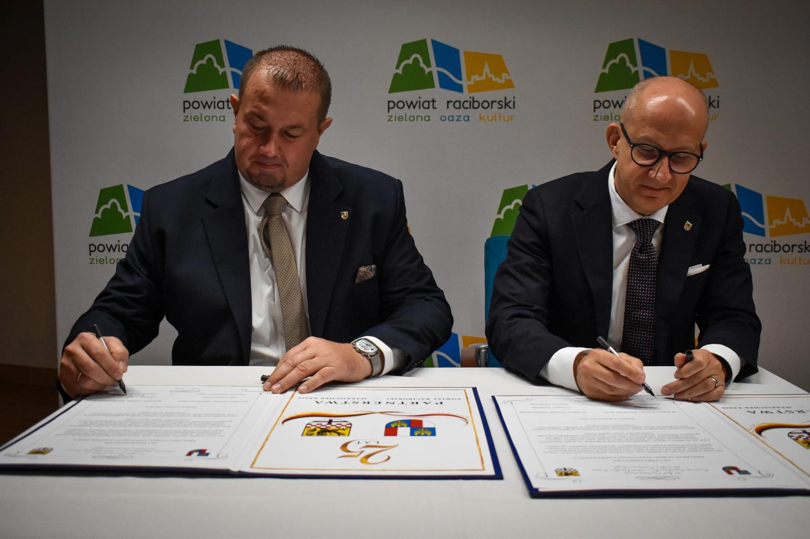 Zdjęcie w galerii na portalu naszraciborz.pl: 25 lat partnerstwa powiatów. Uroczystość na Zamku Piastowskim wiadomości z regionu