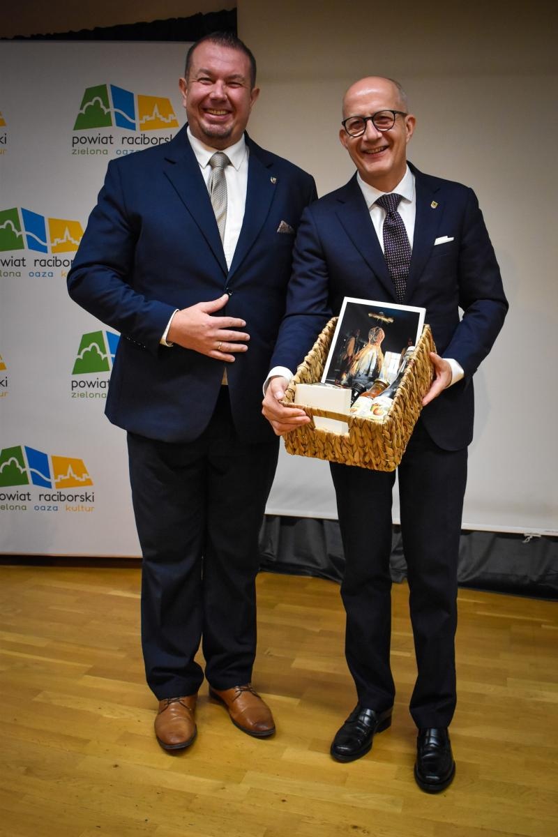 Zdjęcie w galerii na portalu naszraciborz.pl: 25 lat partnerstwa powiatów. Uroczystość na Zamku Piastowskim wiadomości z regionu