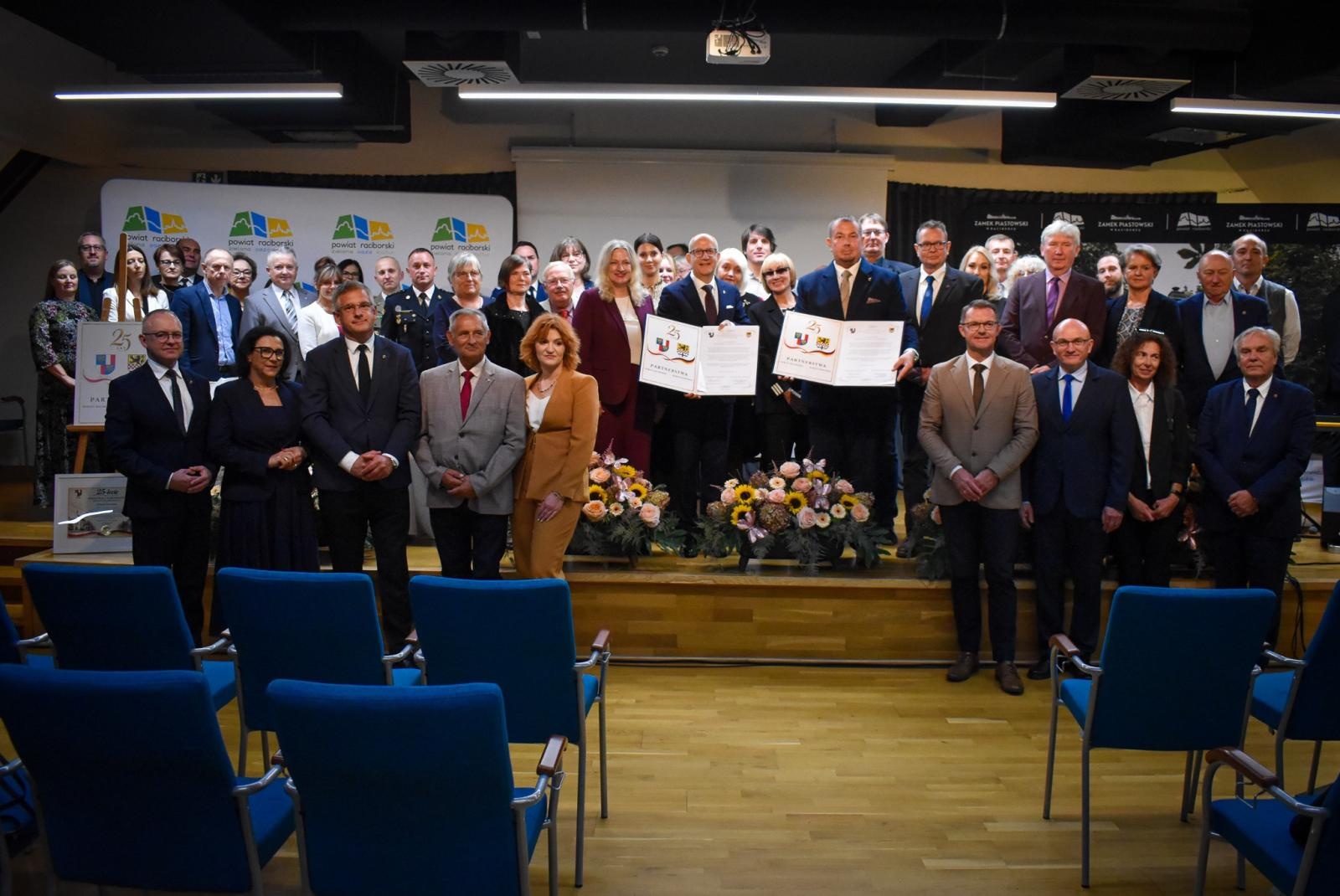 Zdjęcie w galerii na portalu naszraciborz.pl: 25 lat partnerstwa powiatów. Uroczystość na Zamku Piastowskim wiadomości z regionu