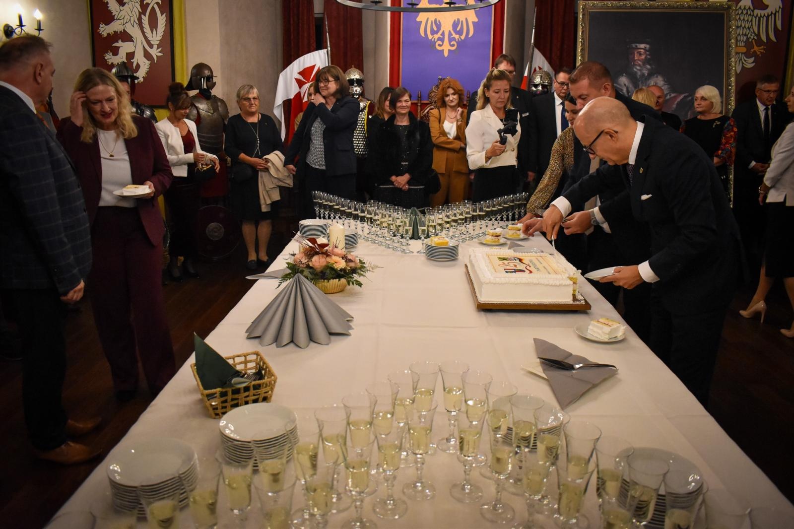 Zdjęcie w galerii na portalu naszraciborz.pl: 25 lat partnerstwa powiatów. Uroczystość na Zamku Piastowskim wiadomości z regionu