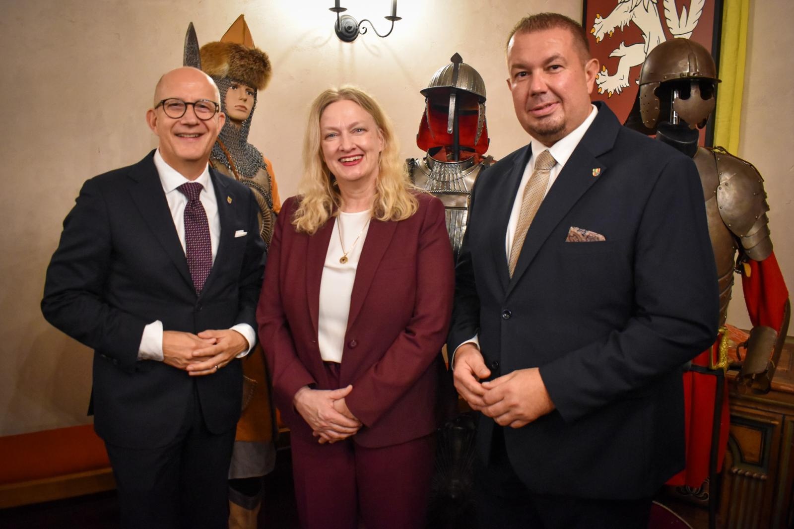 Zdjęcie w galerii na portalu naszraciborz.pl: 25 lat partnerstwa powiatów. Uroczystość na Zamku Piastowskim wiadomości z regionu