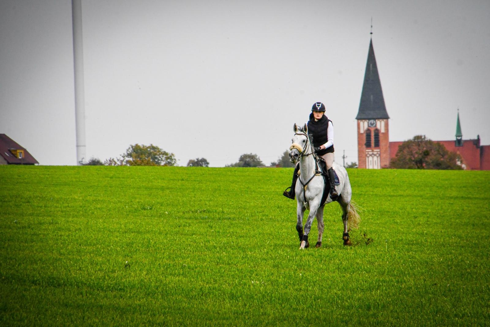 Zdjęcie w galerii na portalu naszraciborz.pl: Natalia Rzerzacz zwyciężczynią pogoni za lisem podczas hubertusa w Żerdzinach [FOTO i WIDEO] wiadomości z regionu